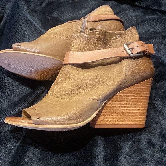 Mix mooz shoes size 8 worn three times …. Very good condition - Picture 4 of 4